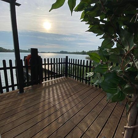 شيشستر Lodge On The Lake At Lakeside Holiday Park المظهر الخارجي الصورة