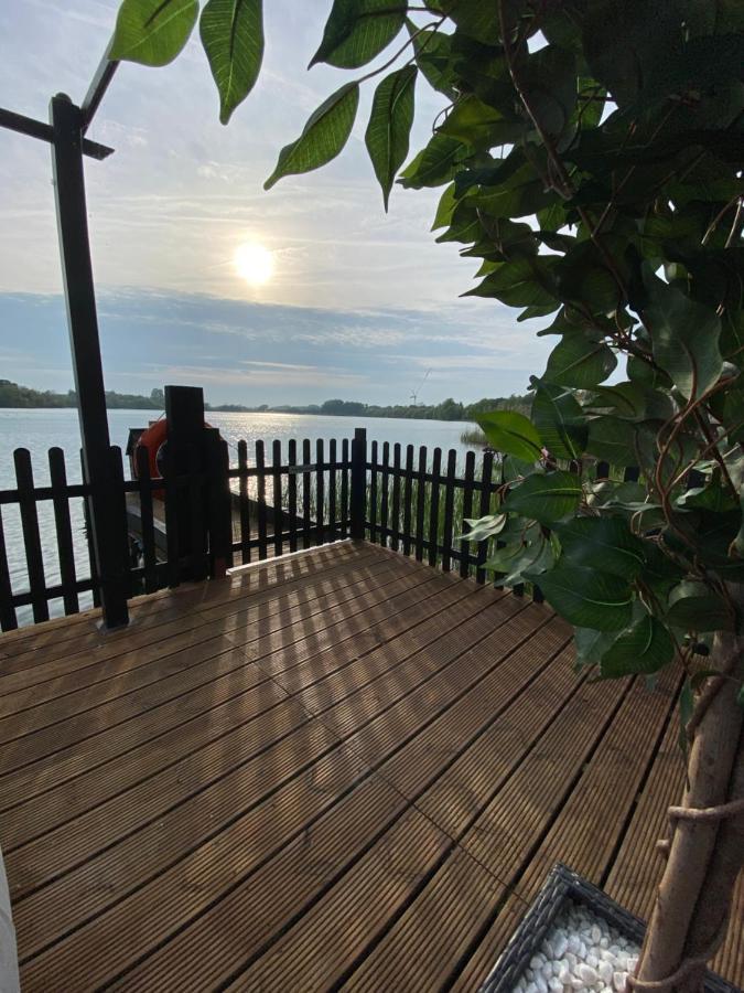 شيشستر Lodge On The Lake At Lakeside Holiday Park المظهر الخارجي الصورة