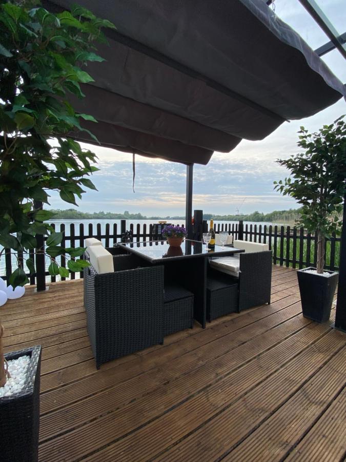 شيشستر Lodge On The Lake At Lakeside Holiday Park المظهر الخارجي الصورة