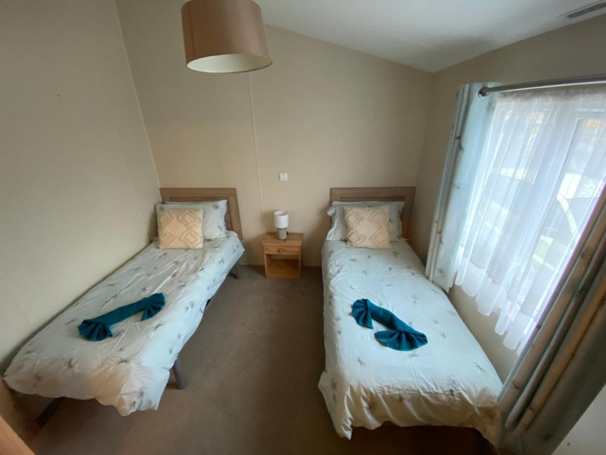 شيشستر Lodge On The Lake At Lakeside Holiday Park المظهر الخارجي الصورة