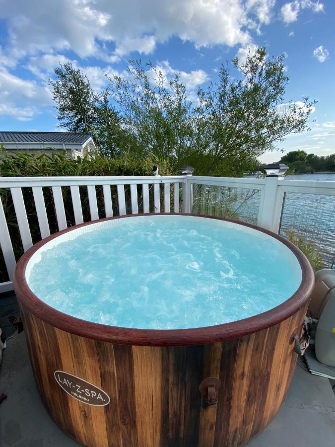 شيشستر Lodge On The Lake At Lakeside Holiday Park المظهر الخارجي الصورة
